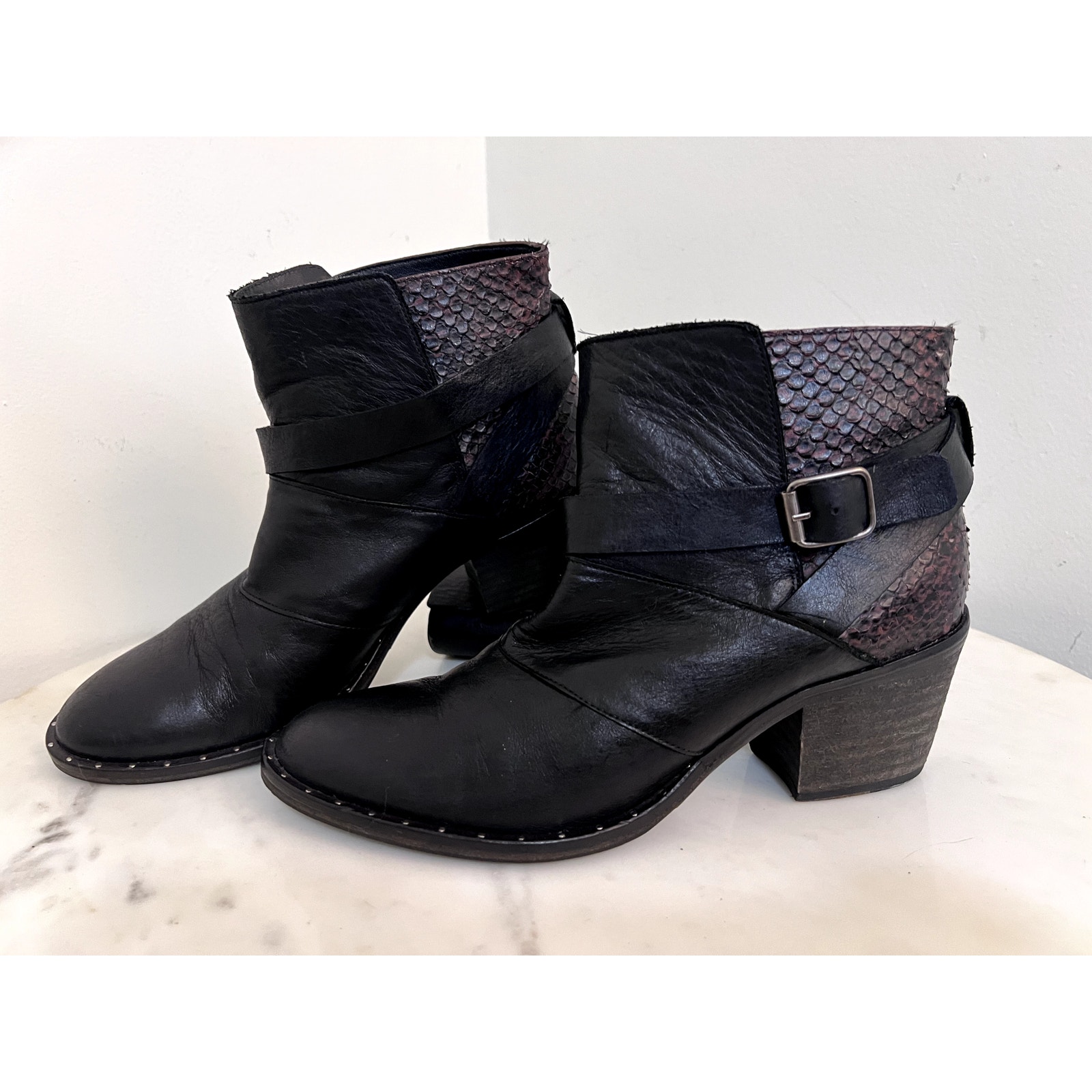 Freda Salvador "Prime" Mid-Heel Ankle Boot Black Textured Print Sz 7
